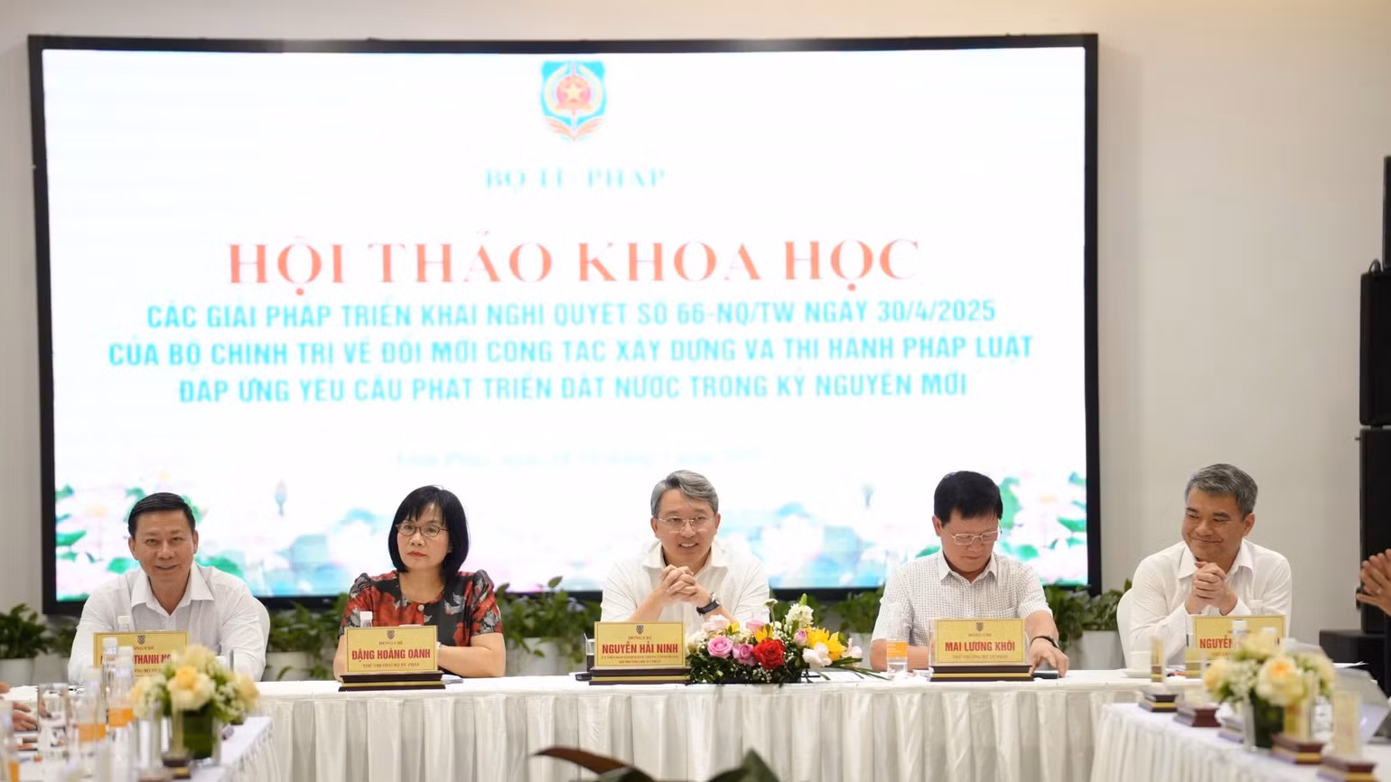 bo-truong-nguyen-hai-ninh-chu-tri-hoi-thao-khoa-hoc-cac-giai-phap-trien-khai-nghi-quyet-66-cua-bo-chinh-tri-499.jpg