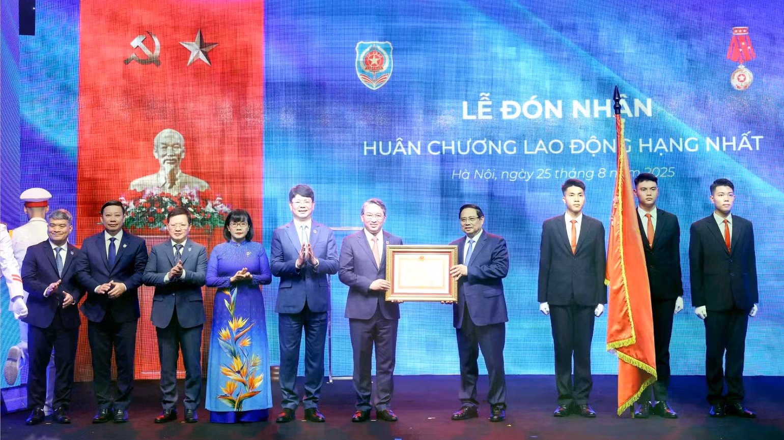 btp-nhan-huan-chuong-ld-hang-nhat-3174x1884.jpg