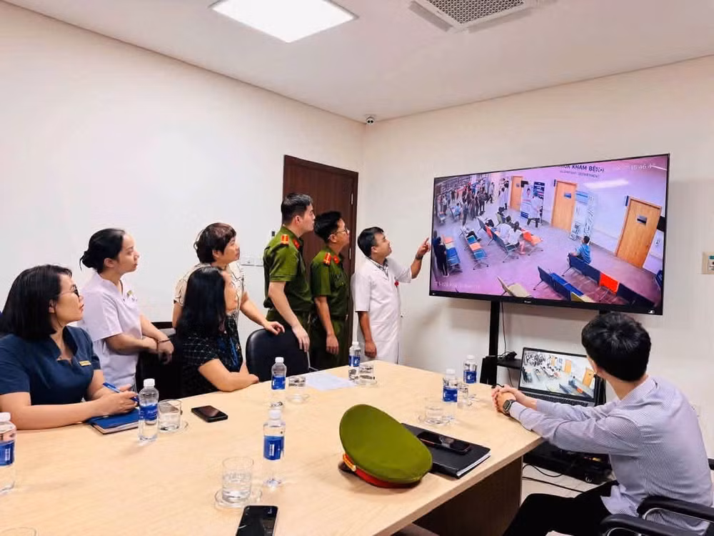 Công an và Bệnh viện kiểm tra camera ghi lại sự việc. (Ảnh: Công an cung cấp)