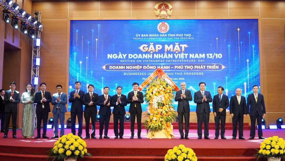 Các đồng chí lãnh đạo tỉnh Phú Thọ chúc mừng doanh nghiệp, doanh nhân. (Ảnh: HÀ HỒNG HÀ)