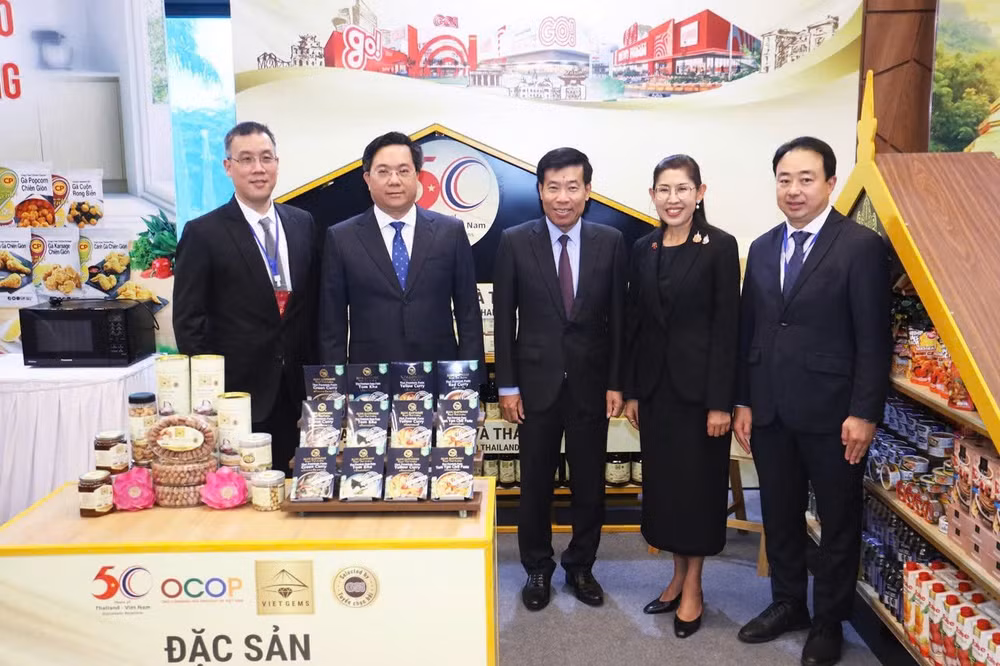 cac-dong-chi-lanh-dao-tham-quan-cac-gian-hang.jpg