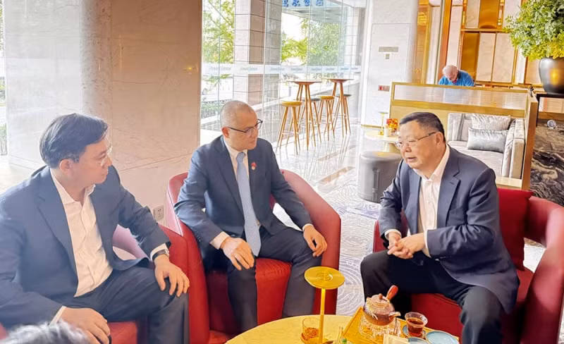 bi-thu-tinh-uy-pham-dai-duong-chu-tich-ubnd-tinh-tran-duy-dong-trao-doi-voi-ong-gui-shengyue-giam-doc-dieu-hanh-cong-ty-tnhh-o-to-geely.jpg