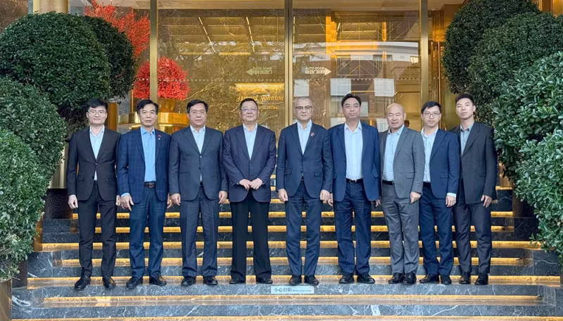bi-thu-tinh-uy-pham-dai-duong-chu-tich-ubnd-tinh-tran-duy-dong-trao-doi-voi-ong-gui-shengyue-giam-doc-dieu-hanh-cong-ty-tnhh-o-to-geely-2.jpg