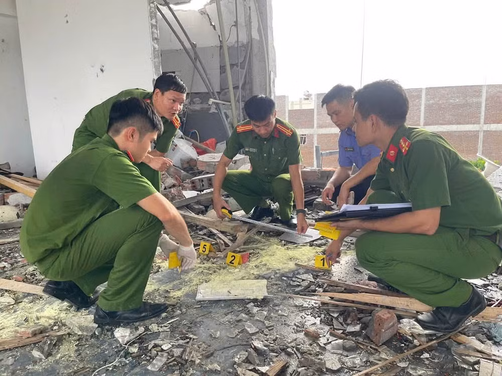 Lực lượng chức năng điều tra vụ nổ. (Ảnh: Công an tỉnh Phú Thọ)