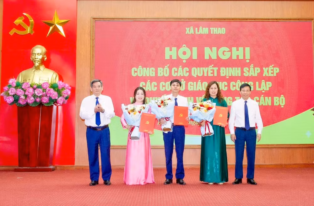 a3-lanh-dao-xa-lam-thao-trao-quyet-dinh-bo-nhiem-cho-cac-hieu-truong-anh-trang-thong-tin-dien-tu-xa-lam-thao.jpg