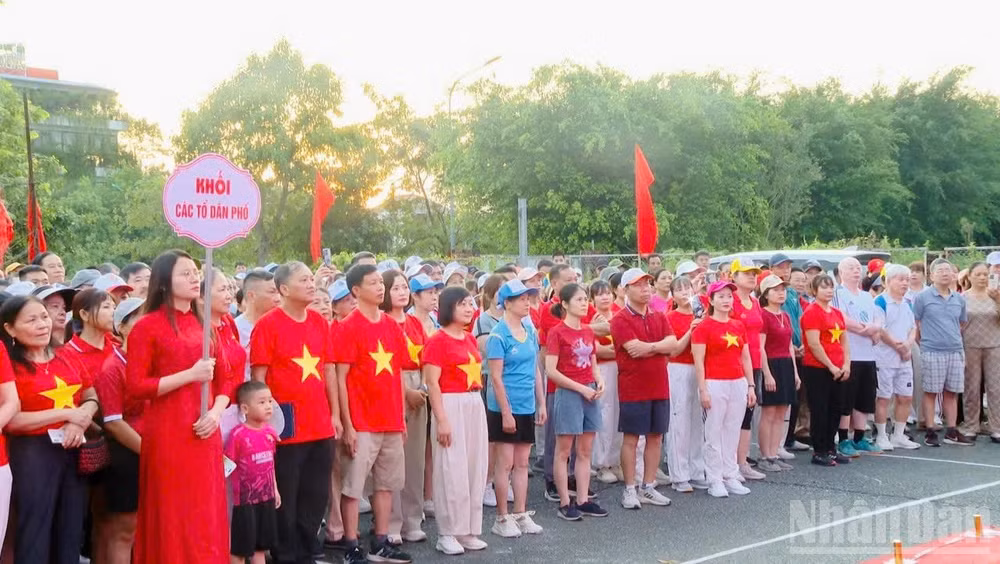Cán bộ, nhân dân phường Nông Trang tham gia Chương trình đi bộ “Cùng Việt Nam tiến bước”.