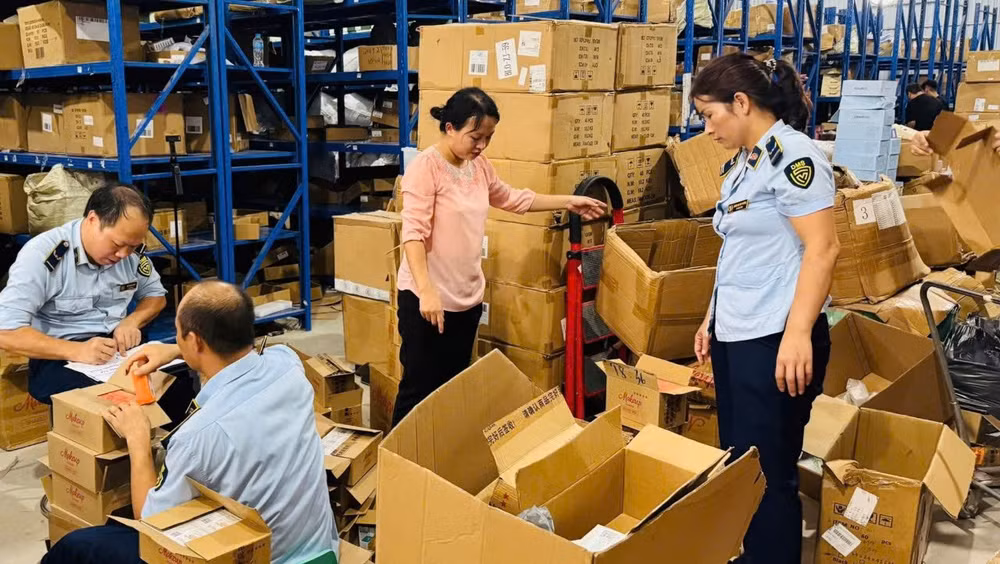 Lực lượng quản lý thị trường phối hợp Công an tỉnh kiểm tra hàng hóa kinh doanh trên môi trường thương mại điện tử. (Ảnh do Quản lý thị trường cung cấp)