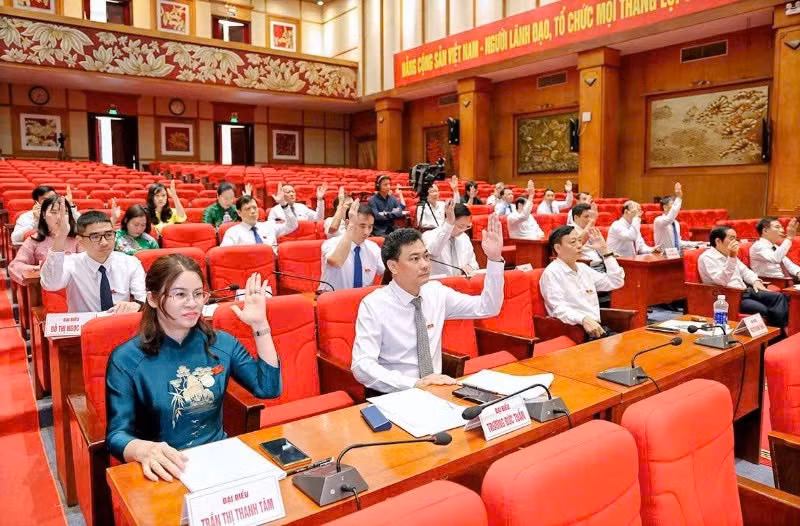Đại biểu Hội đồng nhân dân tỉnh biểu quyết thông qua các nghị quyết.