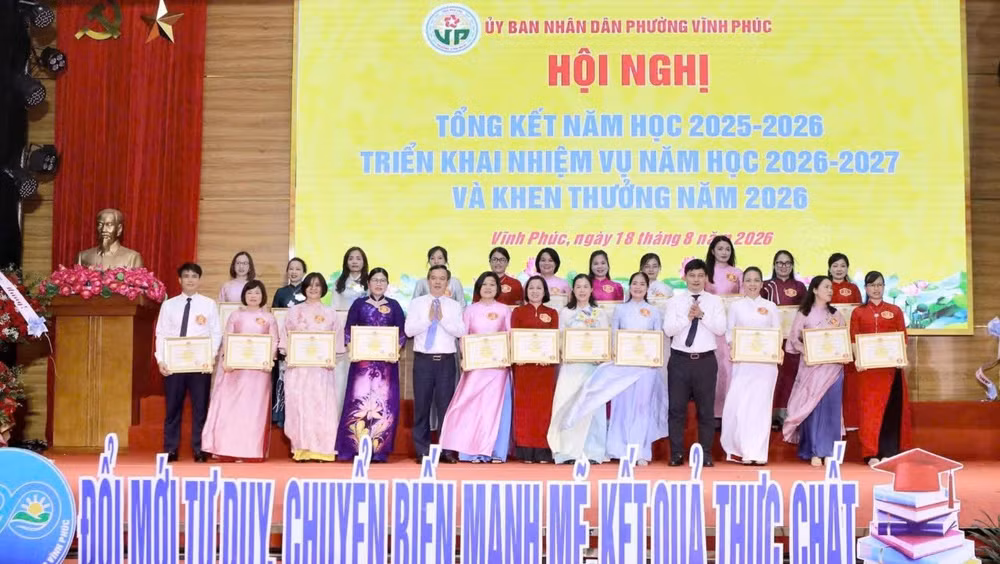 Lãnh đạo Sở Giáo dục-Đào tạo và phường Vĩnh Phúc chúc mừng các giáo viên dạy giỏi.