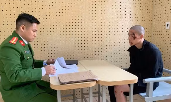 Đối tượng Nguyễn Anh Tuấn làm việc với cơ quan công an.
