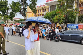 Phụ huynh đón, chăm sóc thí sinh sau mỗi buổi thi.