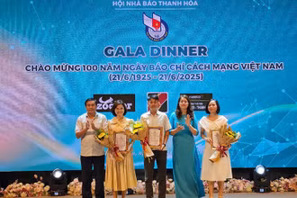 Lãnh đạo Ban Tuyên Giáo và Dân vận Tỉnh ủy, Thường trực Hội Nhà báo tỉnh Thanh Hóa trao phần thưởng cho các tác giả có tác phẩm ảnh đoạt giải B.