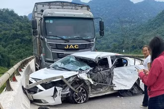 Xe con biến dạng sau đâm va liên hoàn.