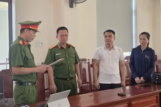Cơ qua Công an thi hành quyết định khởi tố 2 bị can về tội giả mạo tronng công tác.