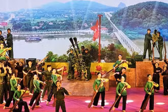 Một cảnh trong chương trình nghệ thuật chào mừng Ngày truyền thống lực lượng vũ trang Thanh Hóa.