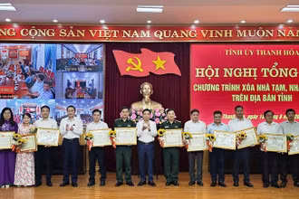 Lãnh đạo Tỉnh ủy, Ủy ban nhân dân tỉnh Thanh Hóa trao tặng Bằng khen cho các tập thể xuất sắc.
