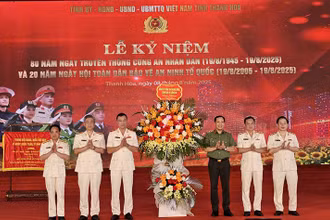 Lãnh đạo Bộ Công an tặng lẵng hoa chúc mừng các thế hệ Công an Thanh Hóa.