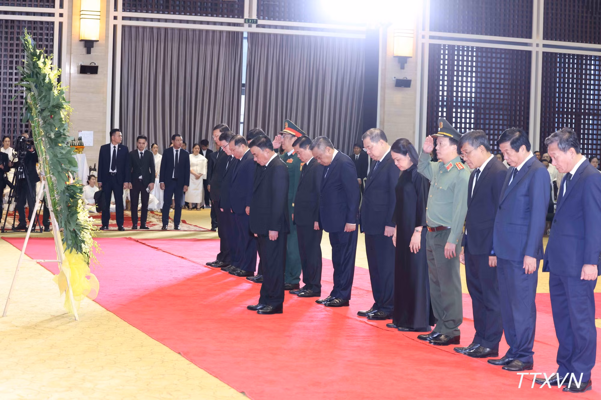 Thường trực Ban Bí thư Trần Cẩm Tú dẫn đầu Đoàn lãnh đạo cấp cao Đảng, Nhà nước Việt Nam viếng đồng chí Saysomphone Phomvihane, Ủy viên Bộ Chính trị, Chủ tịch Quốc hội Lào. (Ảnh: TTXVN)