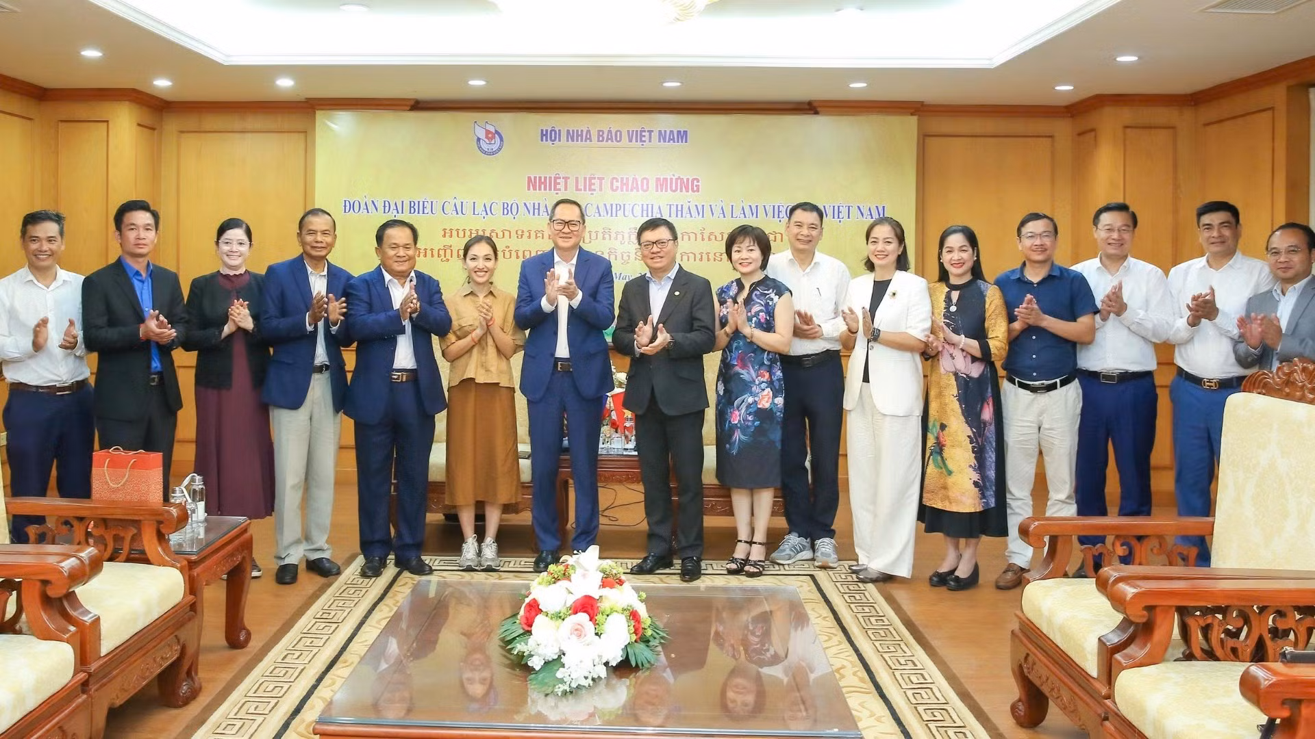 Ông Lê Quốc Minh, Ủy viên Trung ương Đảng, Tổng Biên tập Báo Nhân Dân, Phó Trưởng ban Tuyên giáo và Dân vận Trung ương, Chủ tịch Hội Nhà báo Việt Nam tiếp ông Puy Kea, Chủ tịch Câu lạc bộ Nhà báo Campuchia cùng đoàn công tác.