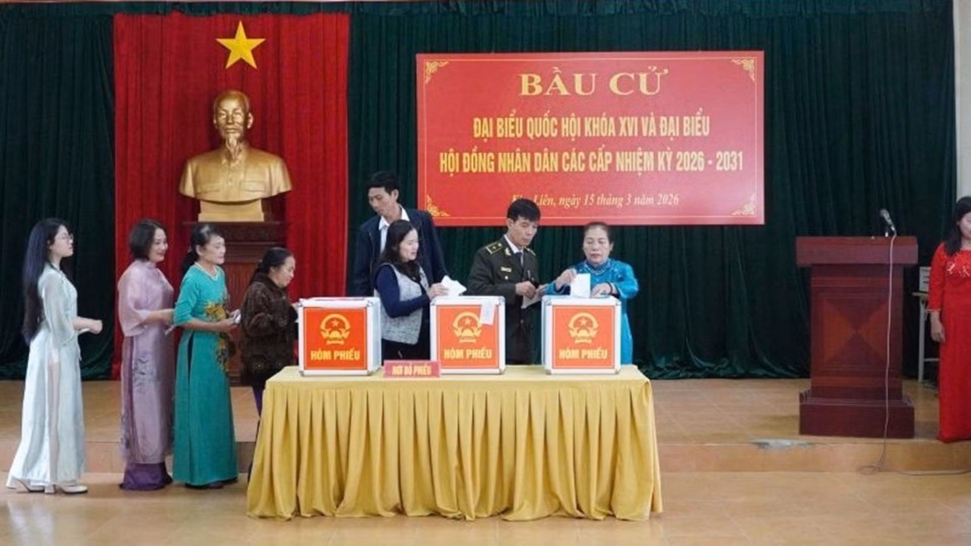 Gần 2,6 triệu cử tri tỉnh Nghệ An nô nức đến các khu vực bỏ phiếu để thực hiện quyền và nghĩa vụ công dân.