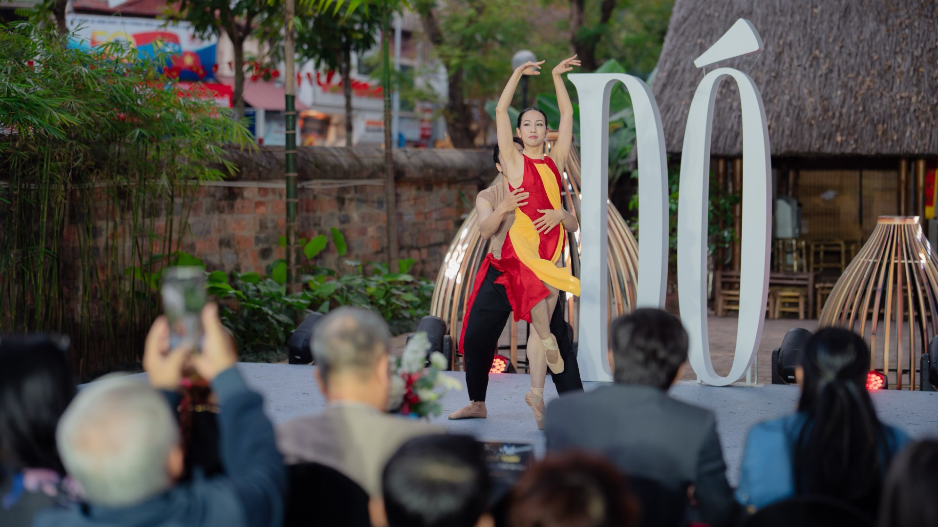 Trích đoạn "Dó" tại cuộc họp báo.