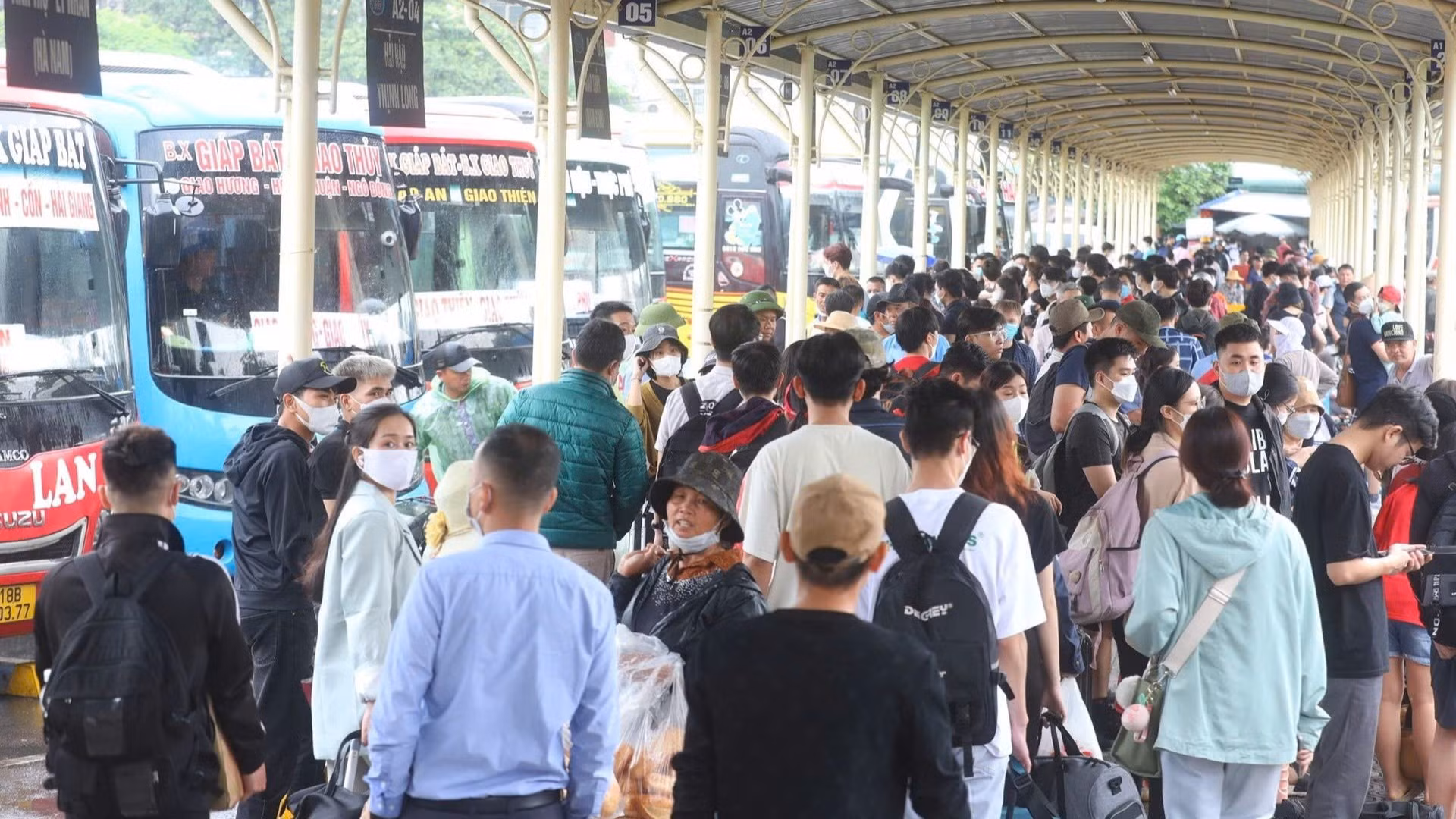 Hành khách đi xe tại bến Giáp Bát (Hà Nội). 