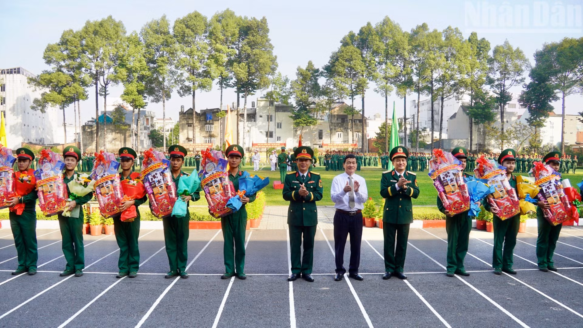 Thủ trưởng Bộ Tư lệnh Quân khu 7 và Bộ Tư lệnh Thành phố Hồ Chí Minh trao quà cho quân nhân xuất ngũ.