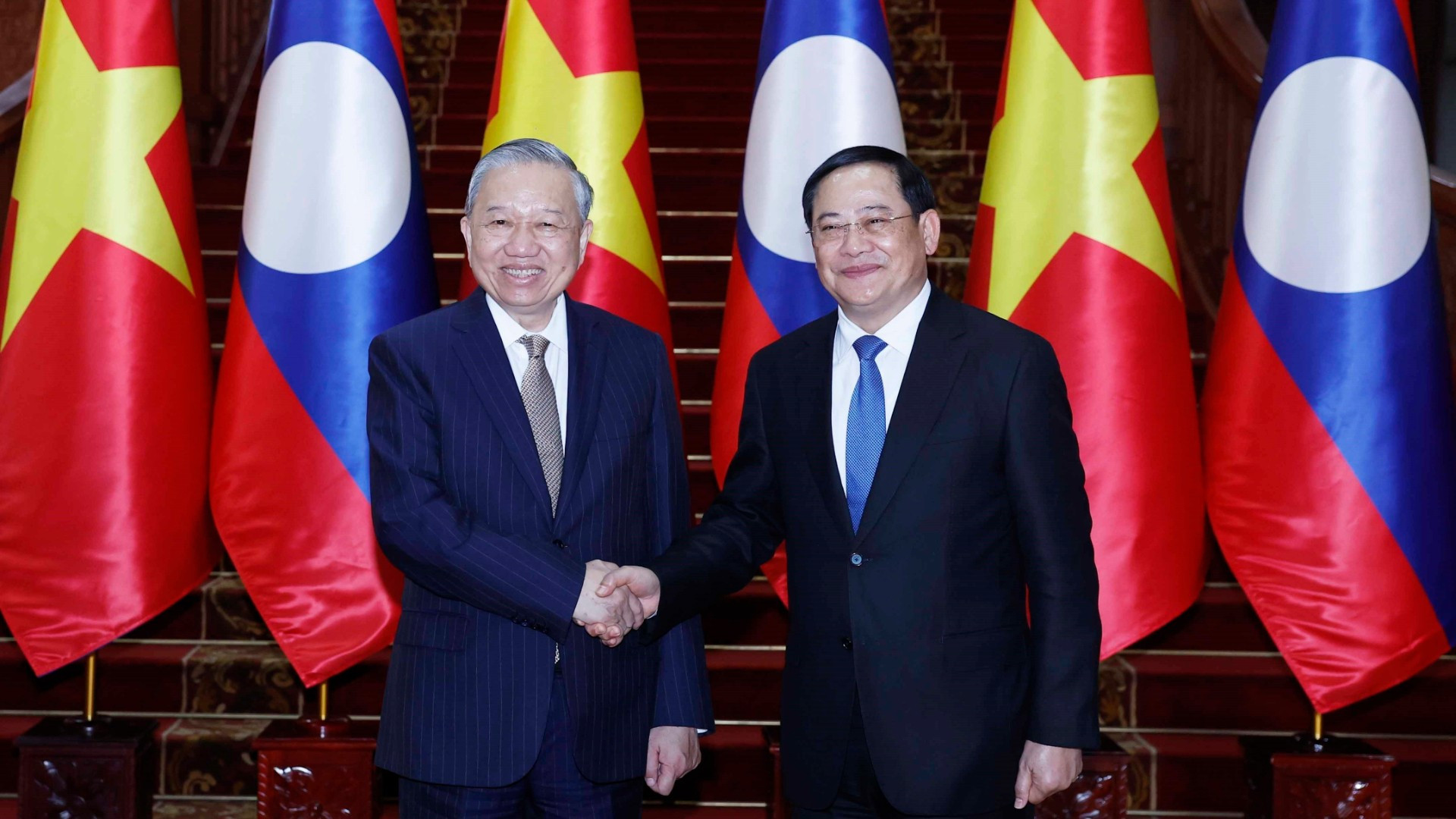 Tổng Bí thư Tô Lâm hội kiến Thủ tướng Chính phủ Lào Sonexay Siphandone. (Ảnh: Thống Nhất/TTXVN)