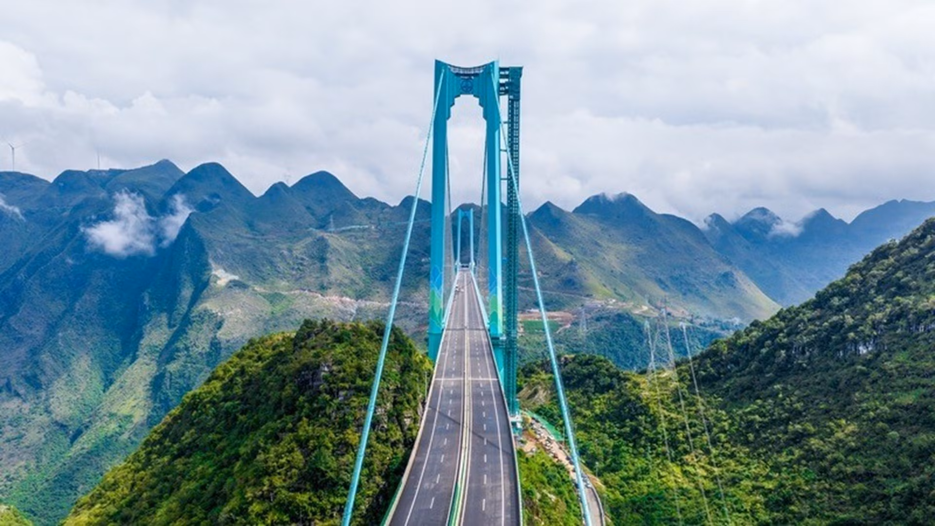 Cầu bắc qua hẻm núi Hoa Giang vào một ngày trời nắng đẹp. (Ảnh: people.cn)