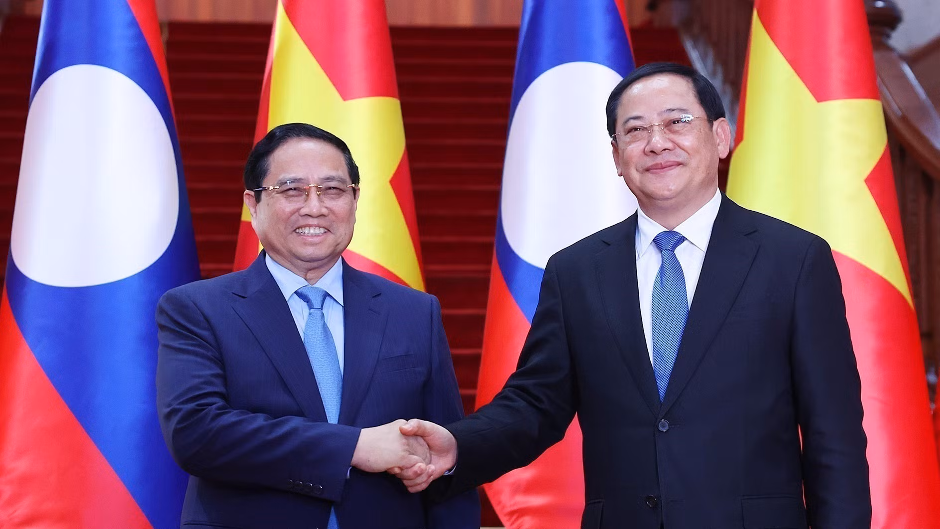 Thủ tướng Phạm Minh Chính gặp Thủ tướng Lào Sonexay Siphandone. (Ảnh: DƯƠNG GIANG/TTXVN)