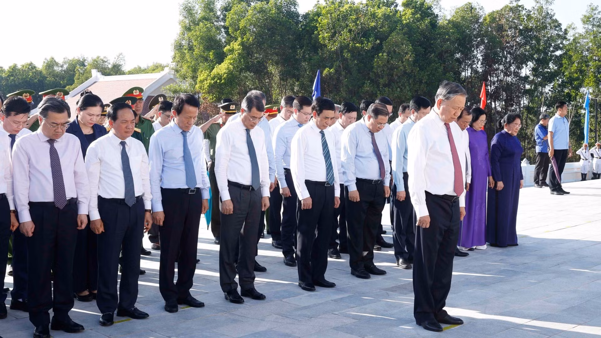 Tổng Bí thư Tô Lâm và Đoàn công tác Trung ương dâng hoa, dâng hương tại Nghĩa trang Liệt sĩ Trà Võ. (Ảnh: Thống Nhất/TTXVN)