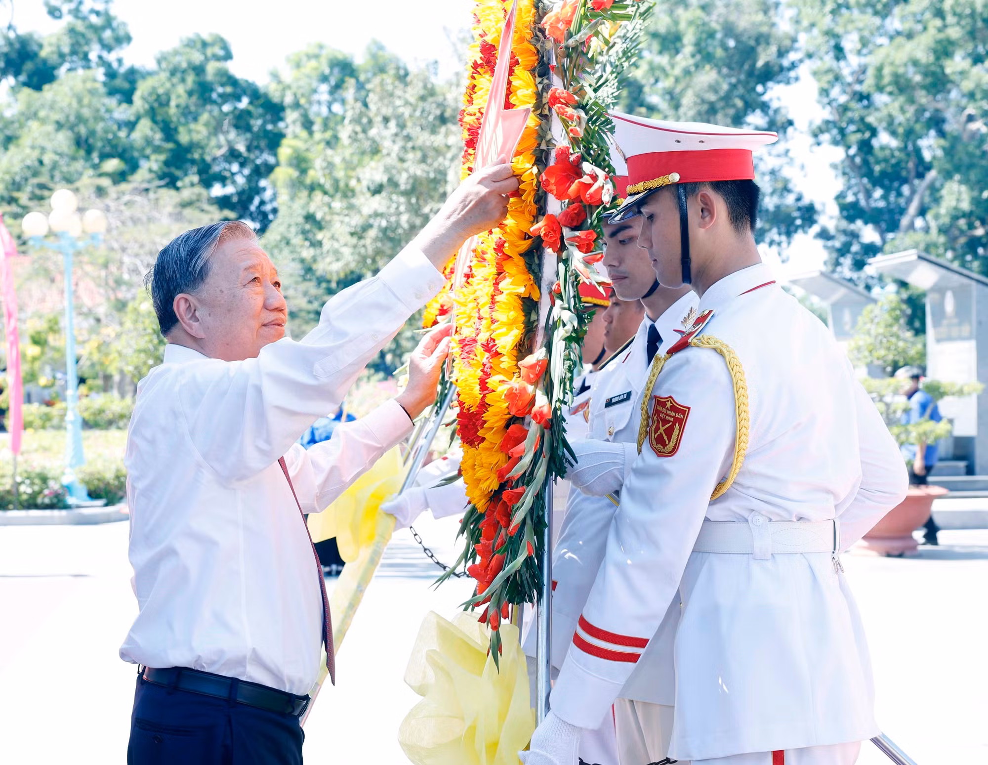 vna-potal-tong-bi-thu-to-lam-va-doan-cong-tac-trung-uong-dang-hoa-dang-huong-tai-nghia-trang-liet-sy-tra-vo-8582661.jpg