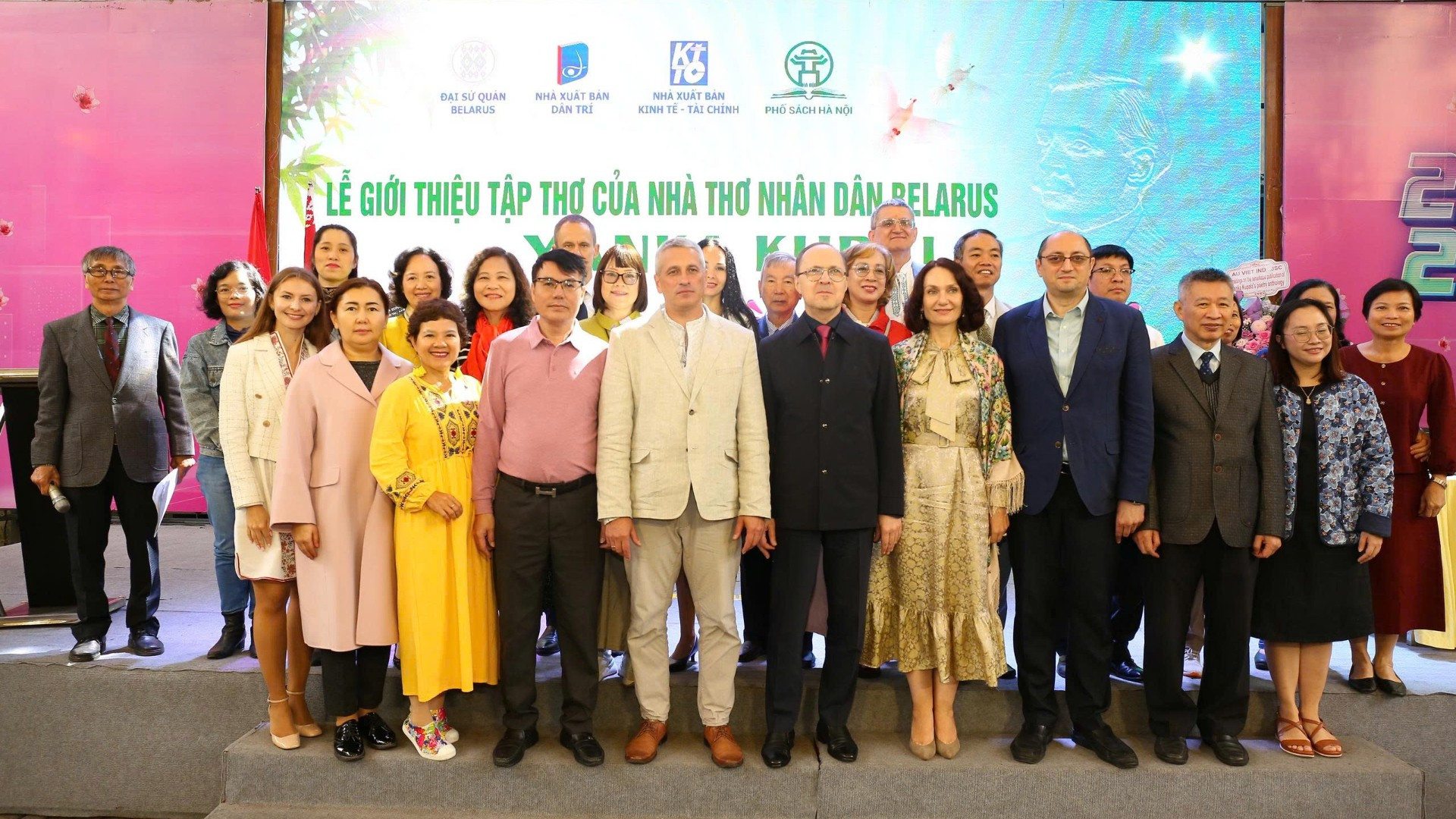 Các đại biểu chụp ảnh lưu niệm. (Ảnh: Đại sứ quán Belarus tại Việt Nam)