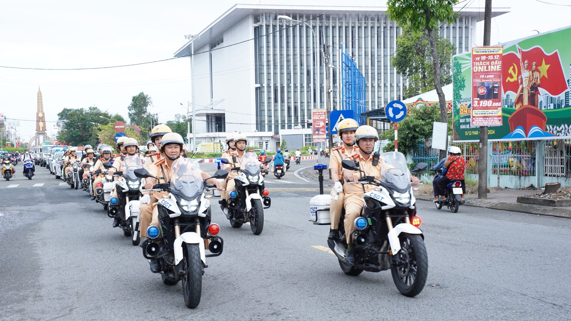 Công an tỉnh Cà Mau thường xuyên ra quân thực hiện cao điểm tấn công, trấn áp tội phạm, bảo vệ bình yên cho nhân dân. anh-4-8074.jpg