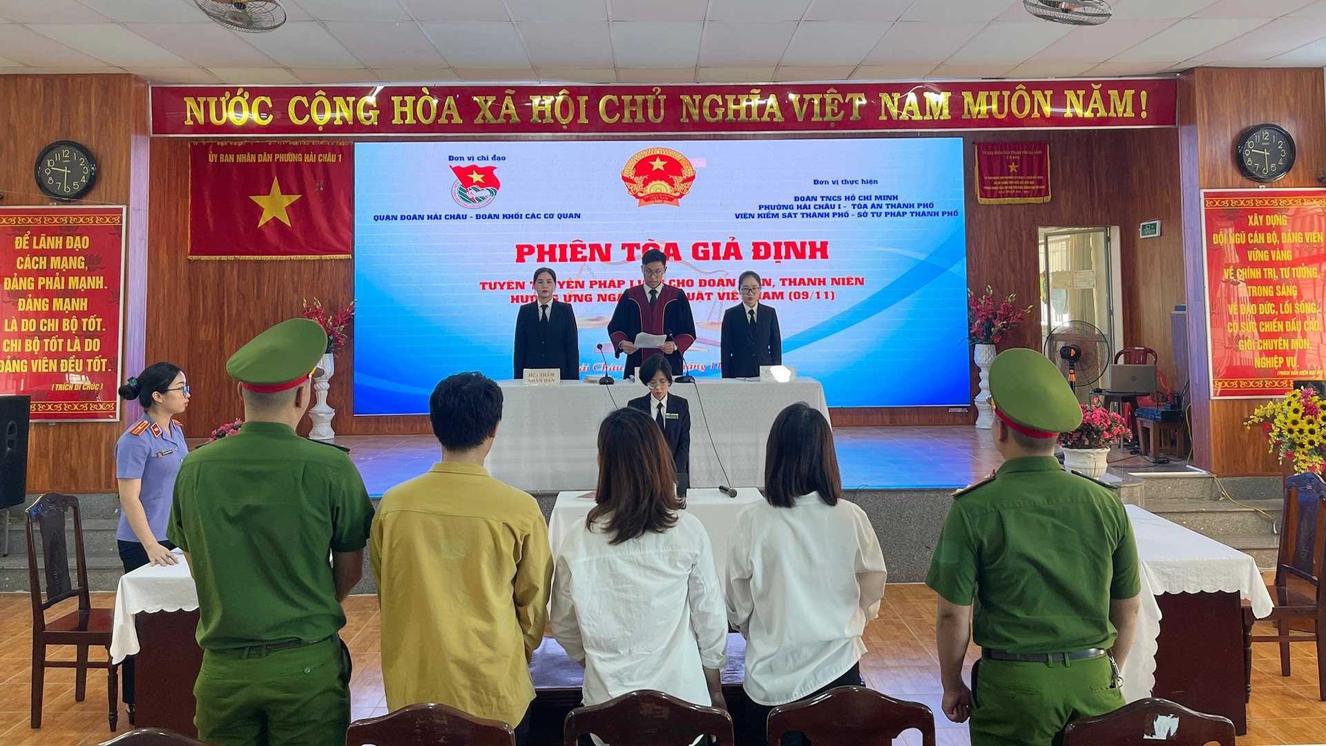 Những phiên tòa giả định góp phần tuyên truyền hiệu quả, răn đe trong cộng đồng. (Ảnh: PC04) anh-8.jpg