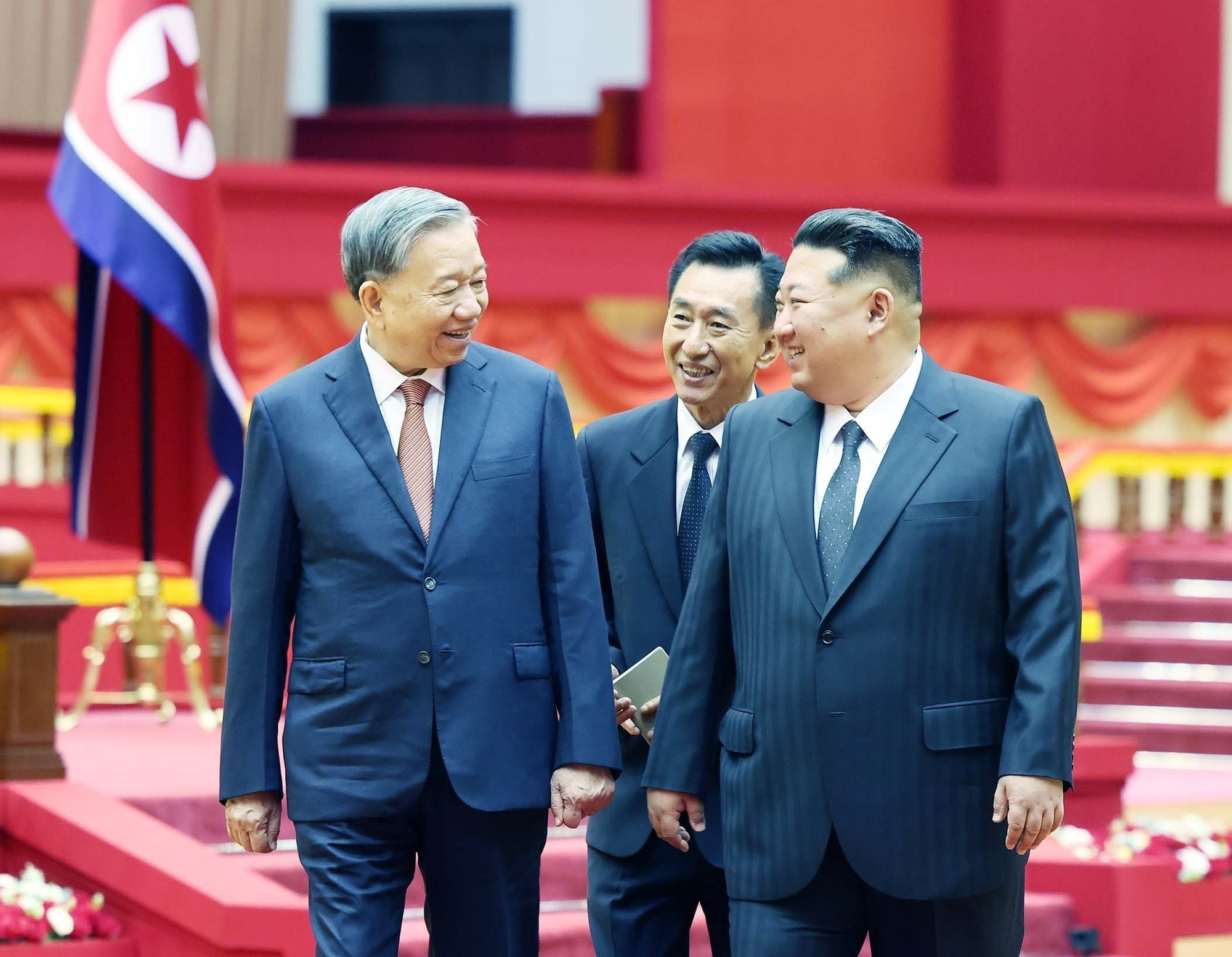 Tổng Bí thư Đảng Lao động Triều Tiên, Chủ tịch Quốc vụ nước Cộng hòa Dân chủ Nhân dân Triều Tiên Kim Jong Un đón Tổng Bí thư Tô Lâm. (Ảnh: Thống Nhất/TTXVN) 