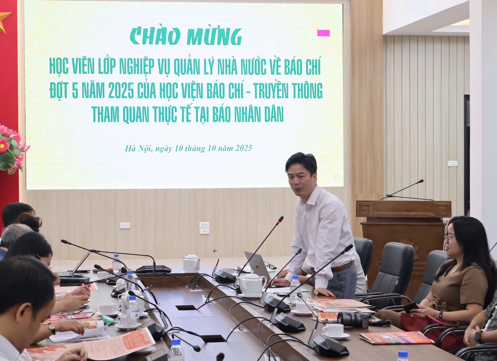 Nhà báo Nguyễn Quang Hưng, Phó Trưởng ban Chuyên đề, Ủy viên Ban Chấp hành Liên chi hội Nhà báo Báo Nhân Dân phát biểu mở đầu. 3.jpg
