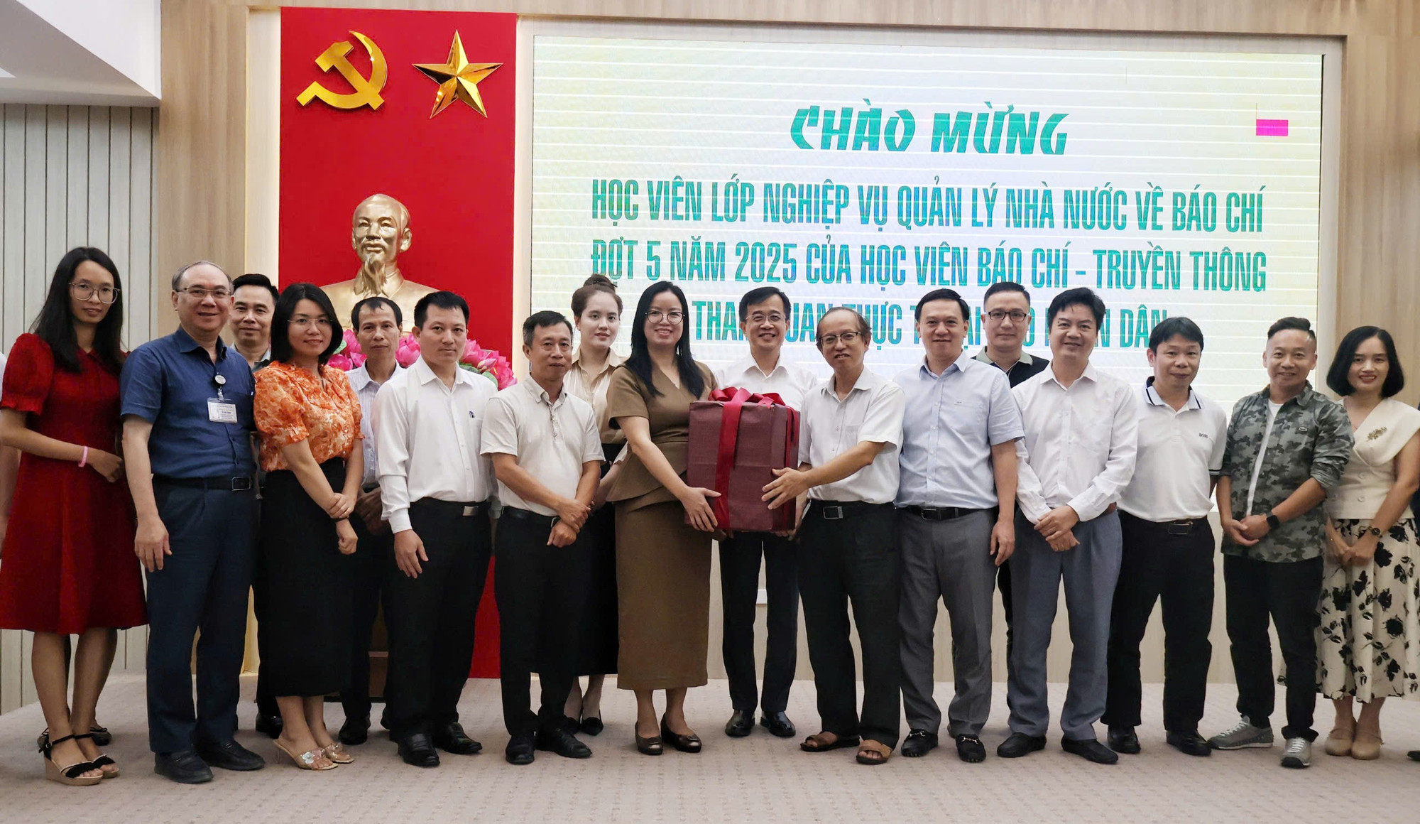 Đoàn thực tế của lớp Nghiệp vụ Quản lý nhà nước về báo chí của Viện Báo chí và Truyền thông trao quà lưu niệm dành tặng Báo Nhân Dân. at.jpg