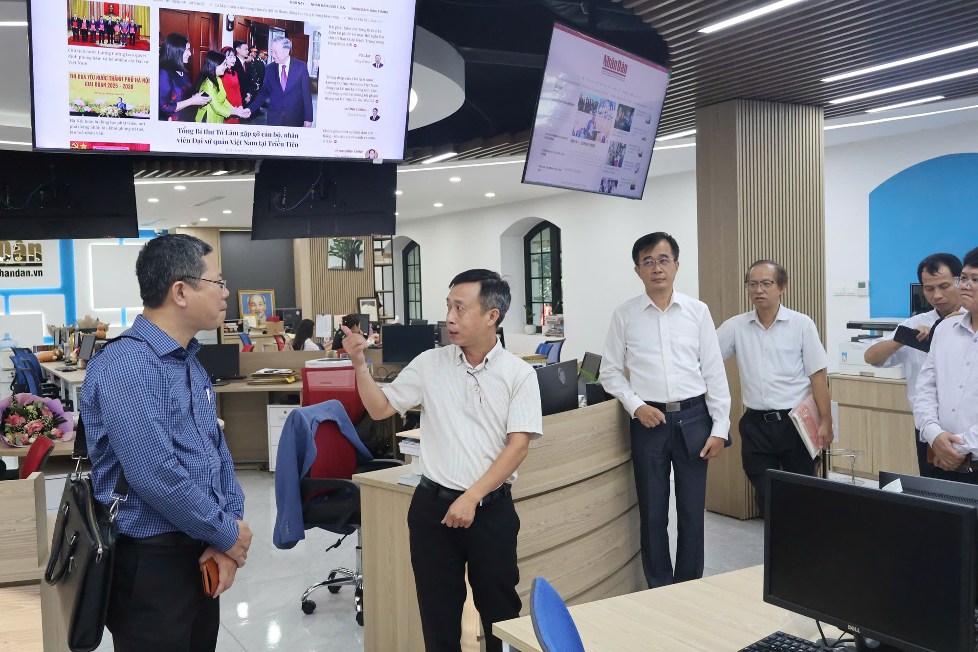 Nhà báo Bùi Nam Đông, Phó trưởng Ban Nhân Dân điện tử giới thiệu Tòa soạn hội tụ Ban Nhân Dân điện tử. 2.jpg