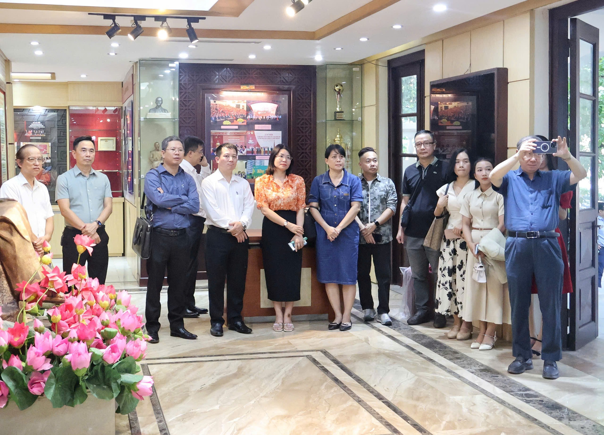 Đoàn học viên lớp Nghiệp vụ Quản lý nhà nước về báo chí tham quan Nhà Truyền thống Báo Nhân Dân. 