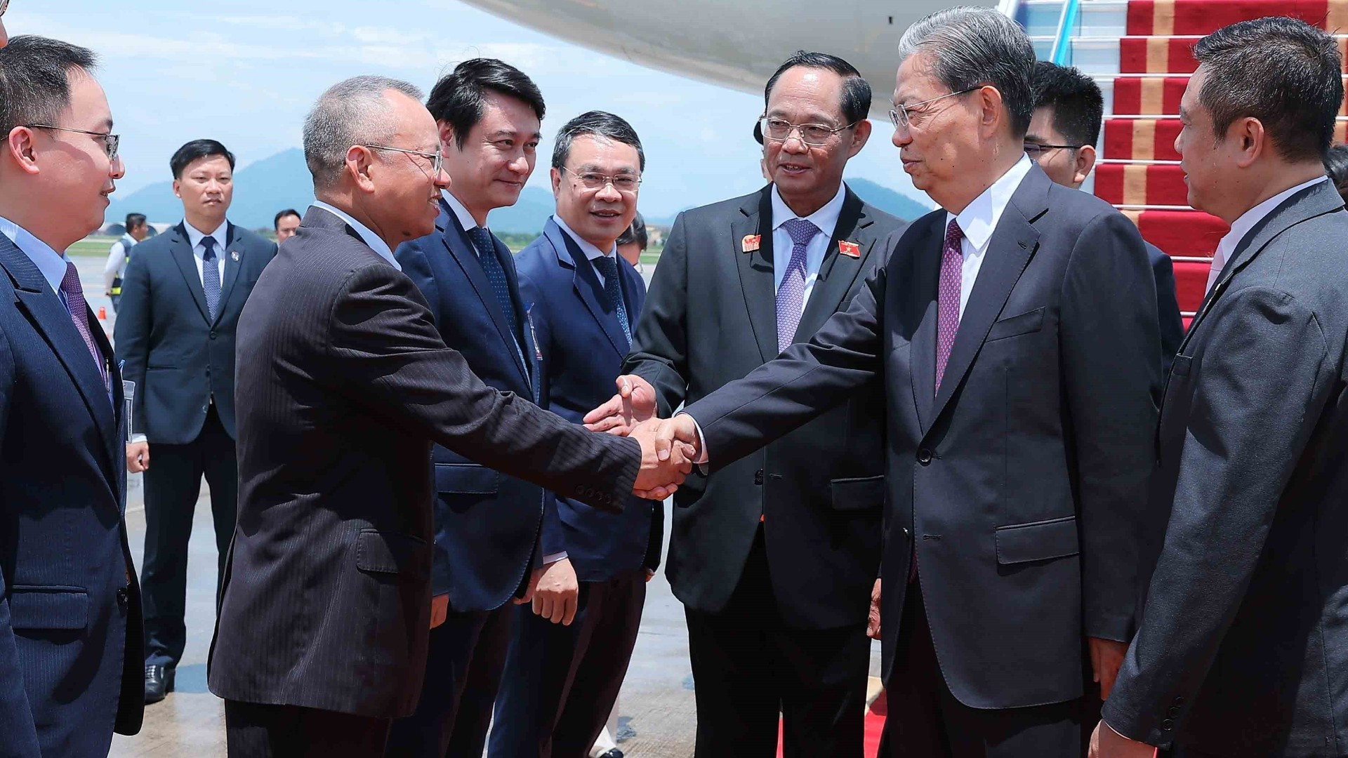 Phó Chủ tịch Quốc hội Trần Quang Phương cùng đại diện lãnh đạo các ban, bộ, ngành và thành phố Hà Nội đón Ủy viên trưởng Nhân đại toàn quốc Trung Quốc Triệu Lạc Tế tại Sân bay quốc tế Nội Bài. (Ảnh: An Đăng/TTXVN) 