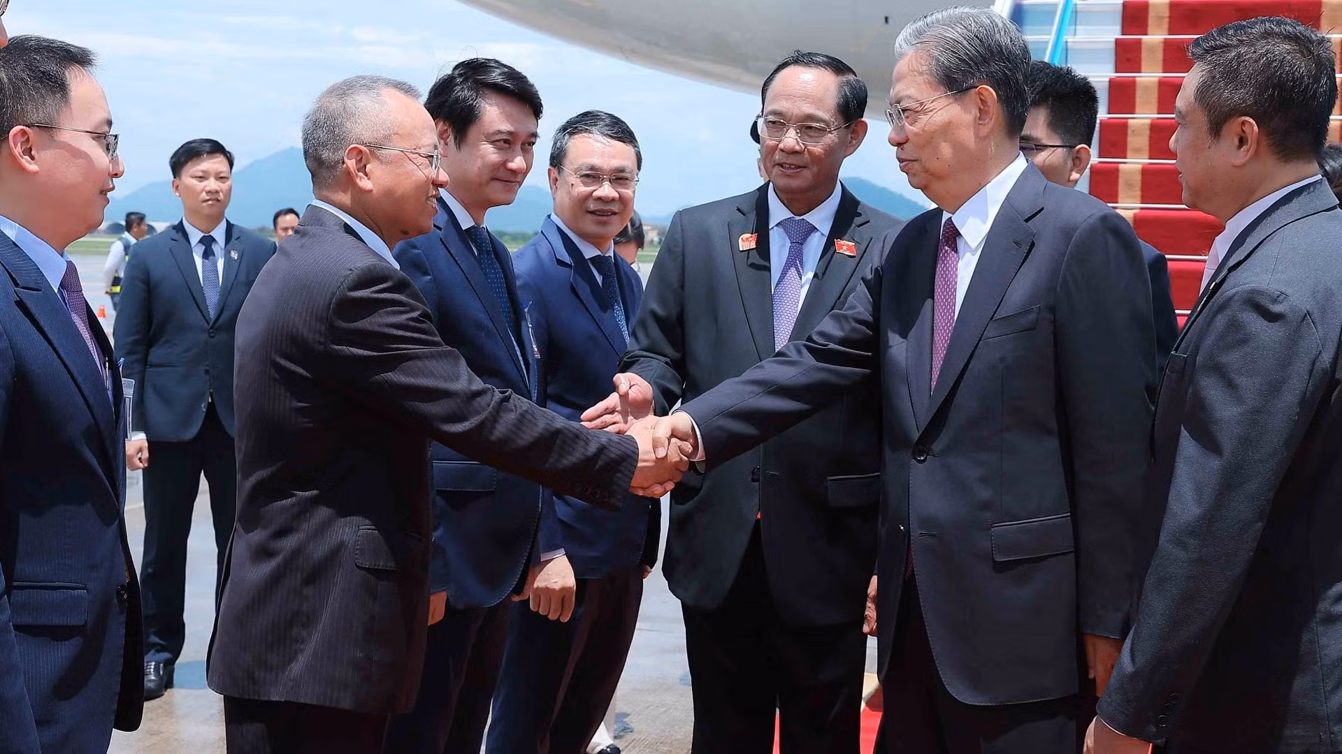 Phó Chủ tịch Quốc hội Trần Quang Phương cùng đại diện lãnh đạo các ban, bộ, ngành và thành phố Hà Nội đón Ủy viên trưởng Nhân đại toàn quốc Trung Quốc Triệu Lạc Tế tại Sân bay quốc tế Nội Bài. (Ảnh: An Đăng/TTXVN) 