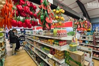 Bà con Việt kiều đã bắt đầu đi mua sắm Tết từ 2-3 tuần trước để chuẩn bị các mặt hàng thiết yếu như gạo, mứt, hạt bí và hạt dưa. (Ảnh: MINH DUY)