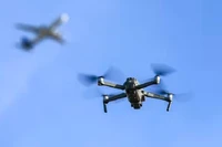 Các cuộc xung đột ngày càng có tính chất phức tạp, bao gồm tấn công mạng, chiến dịch thông tin sai lệch và sử dụng drone hàng loạt. AI là công cụ thiết yếu để đối phó với những mối đe dọa này một cách nhanh chóng. (Ảnh: Bộ Quân đội Pháp)