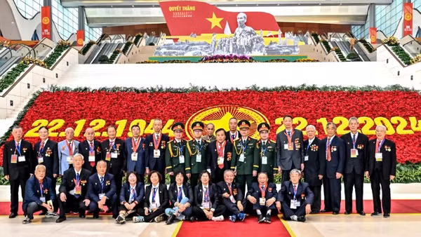 Ông Trương Văn Bân và các chuyên gia, cựu chiến binh Trung Quốc tham gia lễ kỷ niệm 80 năm Ngày thành lập Quân đội nhân dân Việt Nam. (Ảnh do nhân vật cung cấp) 