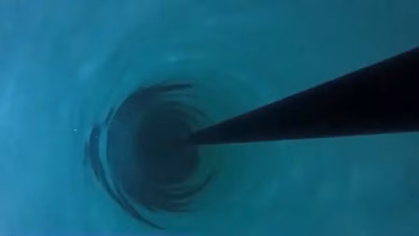 Khoan lớp băng bằng nước nóng ở khu vực hồ Kirin nằm dưới lớp băng ở Nam Cực. (Ảnh chụp màn hình CCTV Trung Quốc)