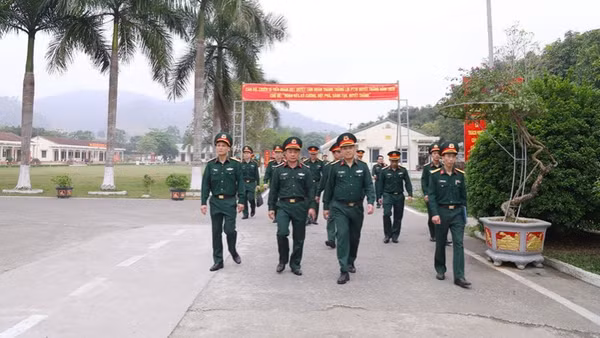 Đoàn công tác kiểm tra công tác chuẩn bị tham gia Hội thi Doanh trại tại Tiểu đoàn 1, Trung đoàn 246, Sư đoàn 346, Quân khu 1.