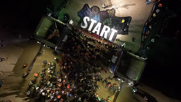 Hàng nghìn vận động viên chạy bộ tập trung tại vạch xuất phát của Dalat Ultra Trail 2026.