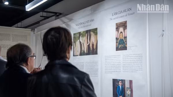 Buổi triển lãm thu hút sự quan tâm của đông đảo cộng đồng người Việt và giới mộ điệu nghệ thuật tại Pháp. (Ảnh: MINH DUY)