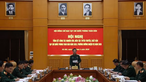 Đại tướng Phan Văn Giang, Ủy viên Bộ Chính trị, Phó Bí thư Quân ủy Trung ương, Bộ trưởng Quốc phòng, Chủ tịch Hội đồng Chỉ đạo Tạp chí Quốc phòng toàn dân chủ trì hội nghị.